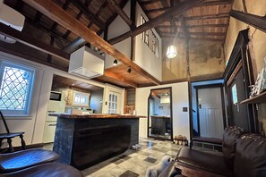 المنشأة من الداخل