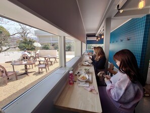 Outdoor dining - Animal Resort Hareruya (Shimonoseki)