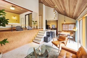 Interior - Maigre Hoodstar (Ito)