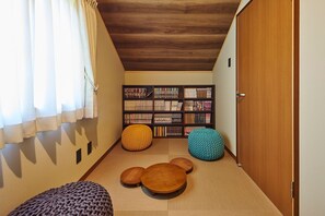 Interior - Maigre Hoodstar (Ito)