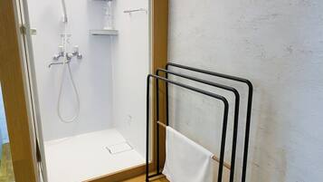 Een haardroger, zeep