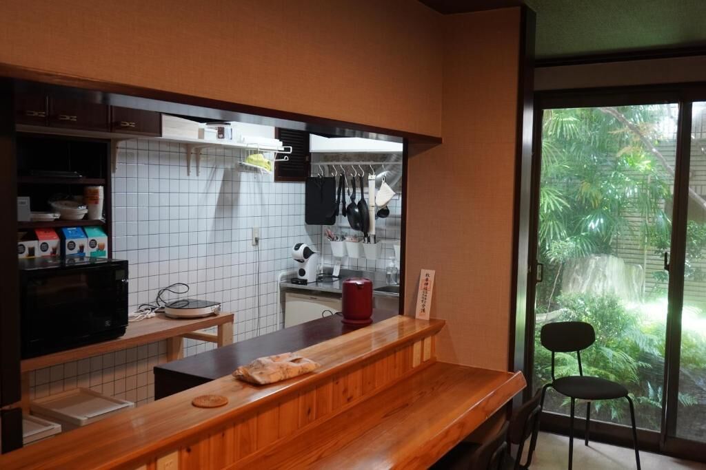 Großer Kühlschrank, Mikrowelle, Herdplatte