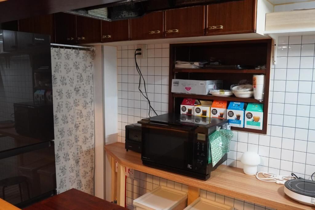 Tủ lạnh, lò vi sóng, bếp nấu, dụng cụ nấu nướng/bát dĩa/dao nĩa 