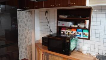 Grand réfrigérateur, micro-ondes, plaque de cuisson