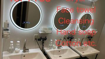 Single Room | Bathroom | Shower, free toiletries, hair dryer, slippers