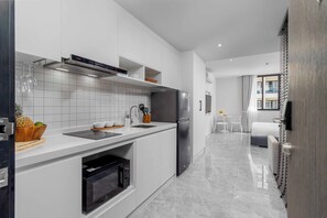 Private kitchen - 1BR w Pool Gym near Nai Harn C266 (Rawai)