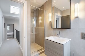 Shower, hair dryer, towels - The Lion House, by Veeve (London)