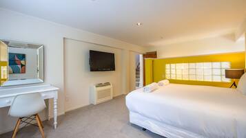 Iron/ironing board, bed sheets