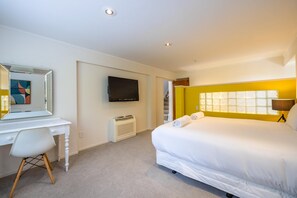 Tabla de planchar con plancha y ropa de cama 