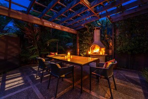 Outdoor dining - Villa De La Isla - Onetangi - Villa de la Isla is a stylish Waiheke retreat near Onetangi Beach and shops. Featuring 3 queen bedrooms, 2 bathrooms, games room, private Buddha Bar, hot tub with ocean views, and fun gardens, its perfect for relaxing or (Waiheke Island)