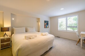 Iron/ironing board, bed sheets