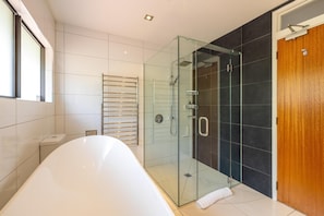 Bathroom - Villa De La Isla - Onetangi - Villa de la Isla is a stylish Waiheke retreat near Onetangi Beach and shops. Featuring 3 queen bedrooms, 2 bathrooms, games room, private Buddha Bar, hot tub with ocean views, and fun gardens, its perfect for relaxing or (Waiheke Island)