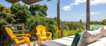 Villa De La Isla - Onetangi - Villa de la Isla is a stylish Waiheke retreat near Onetangi Beach and shops. Featuring 3 queen bedrooms, 2 bathrooms, games room, private Buddha Bar, hot tub with ocean views, and fun gardens, its perfect for relaxing or