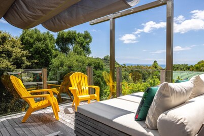 Villa De La Isla - Onetangi - Villa de la Isla is a stylish Waiheke retreat near Onetangi Beach and shops. Featuring 3 queen bedrooms, 2 bathrooms, games room, private Buddha Bar, hot tub with ocean views, and fun gardens, its perfect for relaxing or