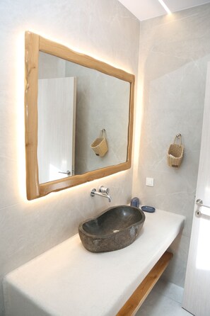 Executive Two Bedroom Apartment | Bad | Dusj, hårføner, håndklær og såpe