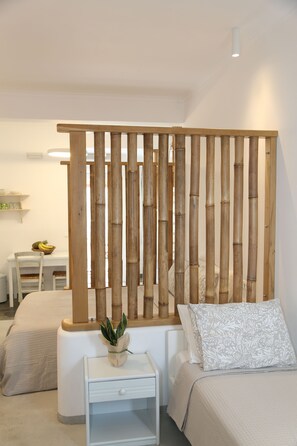 Deluxe Quadruple Studio (1 inventory) | Skrivebord for bærbar PC, blendingsgardiner og strykejern/-brett