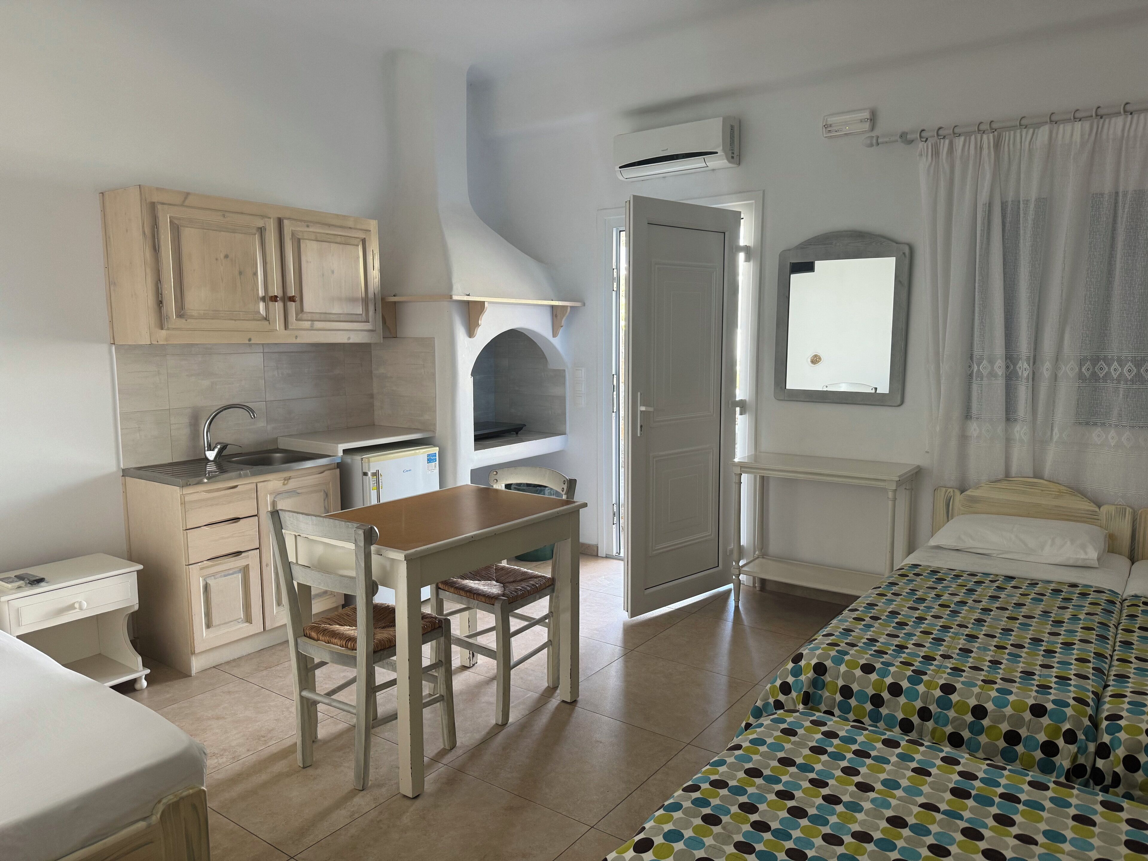 Quadruple Studio | ノートパソコン用作業スペース、遮光カーテン、アイロン / アイロン台、WiFi (無料)