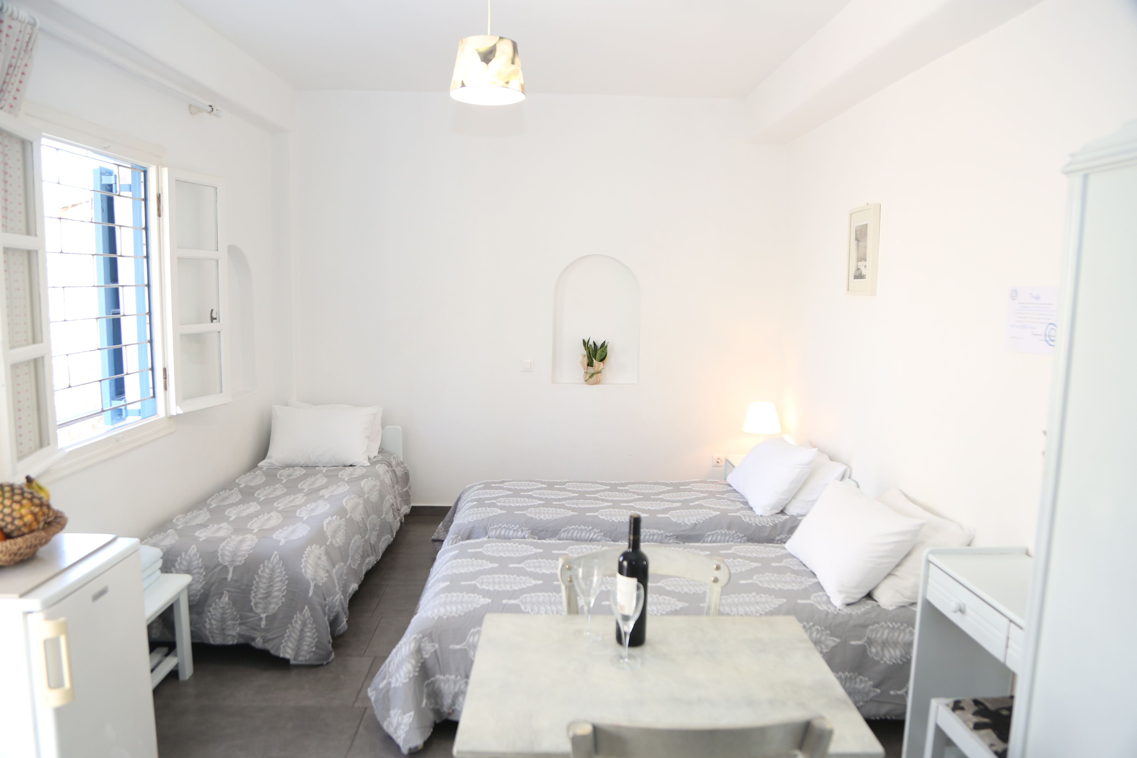 Triple Studio | ノートパソコン用作業スペース、遮光カーテン、アイロン / アイロン台、WiFi (無料)