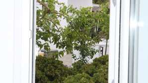 A white door with a view of a balcony and greenery. - Anais Anais Mykonos (Mykonos)