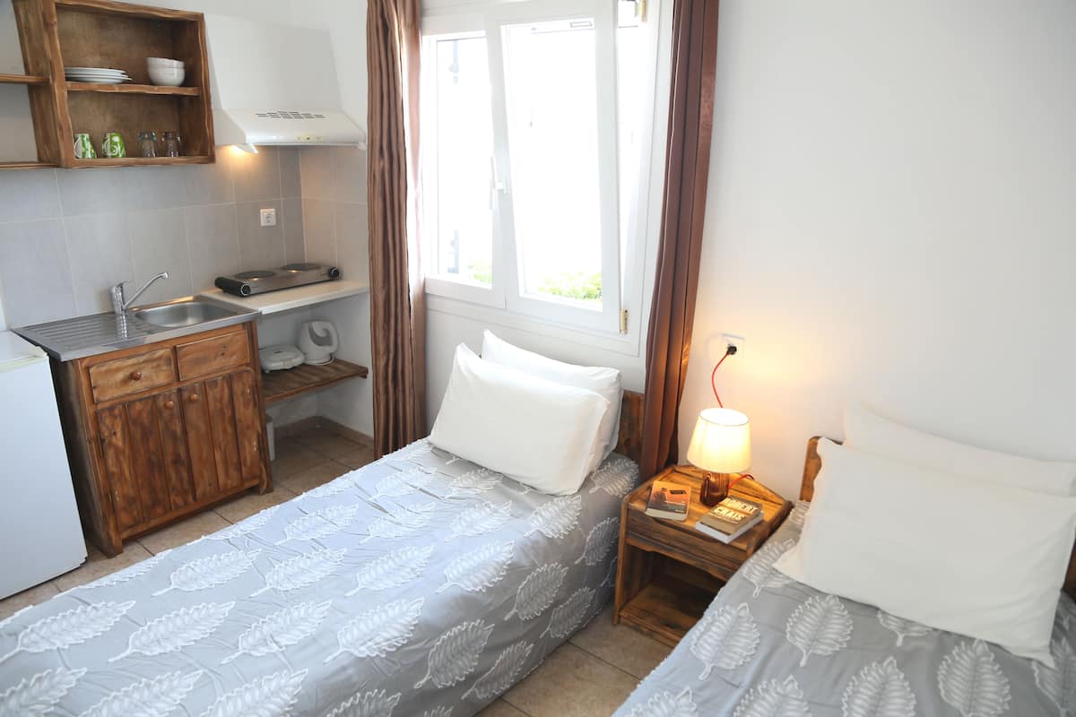 ベーシック スタジオ | ノートパソコン用作業スペース、遮光カーテン、アイロン / アイロン台、WiFi (無料)