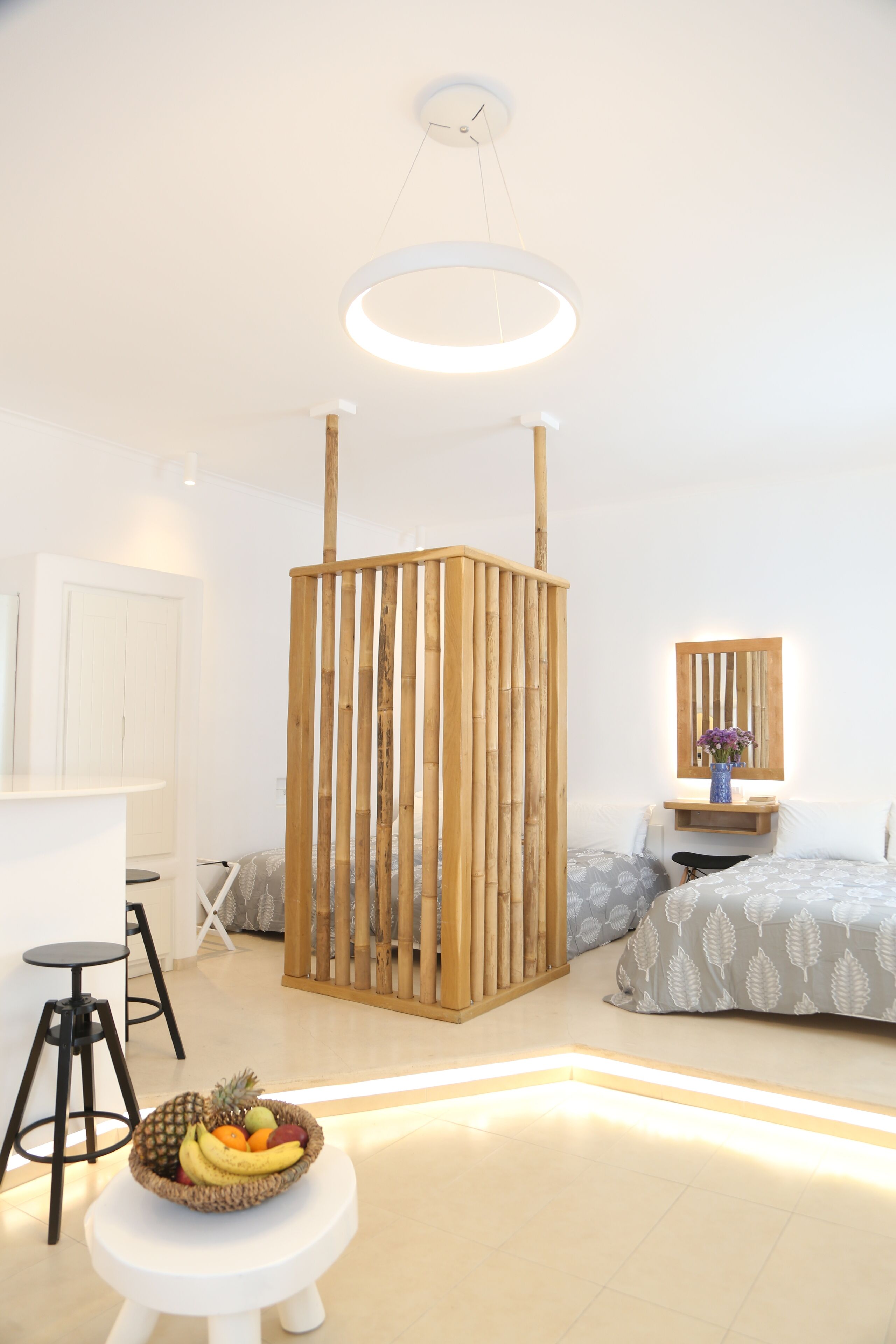 Deluxe Quintuple Studio (2 inventory) | ノートパソコン用作業スペース、遮光カーテン、アイロン / アイロン台、WiFi (無料)