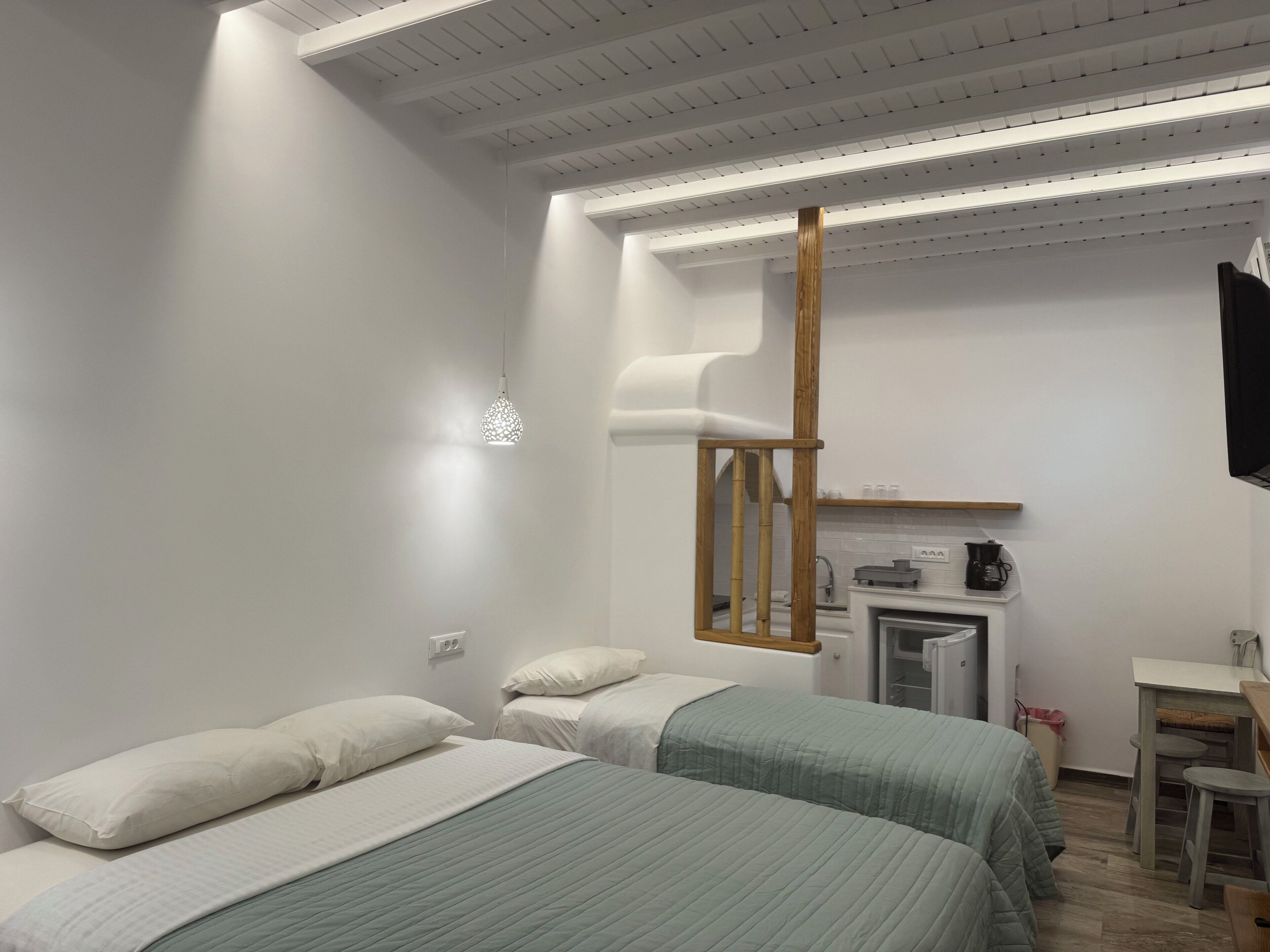 Moderate Studio | ノートパソコン用作業スペース、遮光カーテン、アイロン / アイロン台、WiFi (無料)