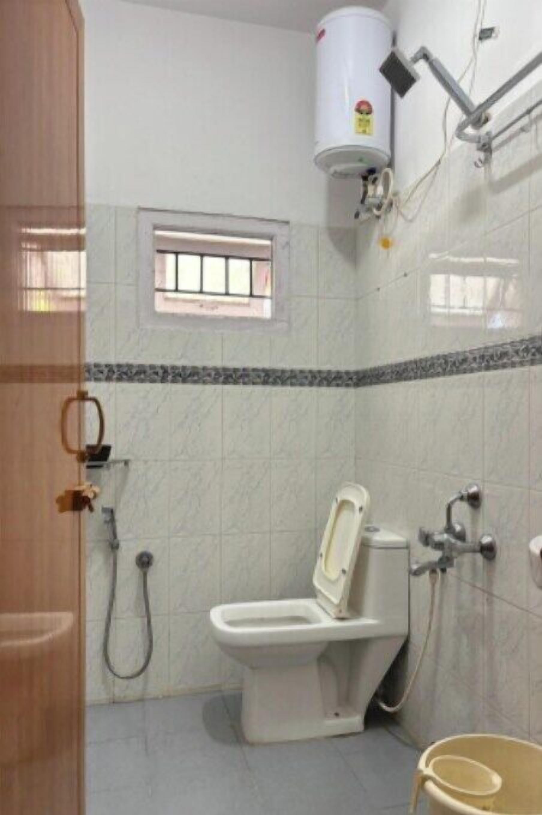 Habitación Deluxe | Baño | Regadera, amenidades de baño gratuitas, toallas, papel de baño 