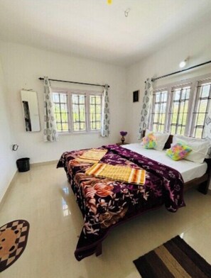 Kamar Deluks | Meja kerja, ruang kerja ramah laptop, dan Wi-Fi gratis