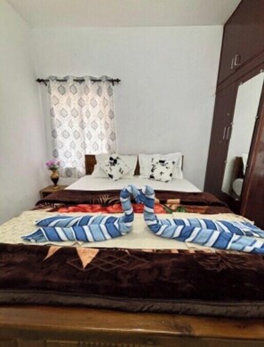 Deluxe Room | Desk, laptop workspace, free WiFi - Crown Crest Home Stay  (Ooty)
