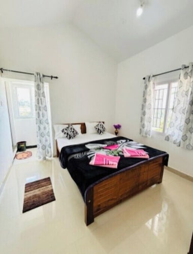 Crown Crest Home Stay 