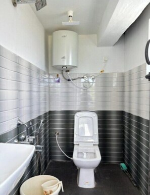 Deluxe-Zimmer | Badezimmer | Dusche, kostenlose Toilettenartikel, Handtücher, Toilettenpapier