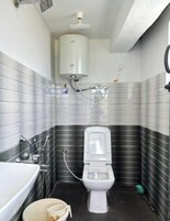 Deluxe kamer | Badkamer | Een douche, gratis toiletartikelen, handdoeken, toiletpapier