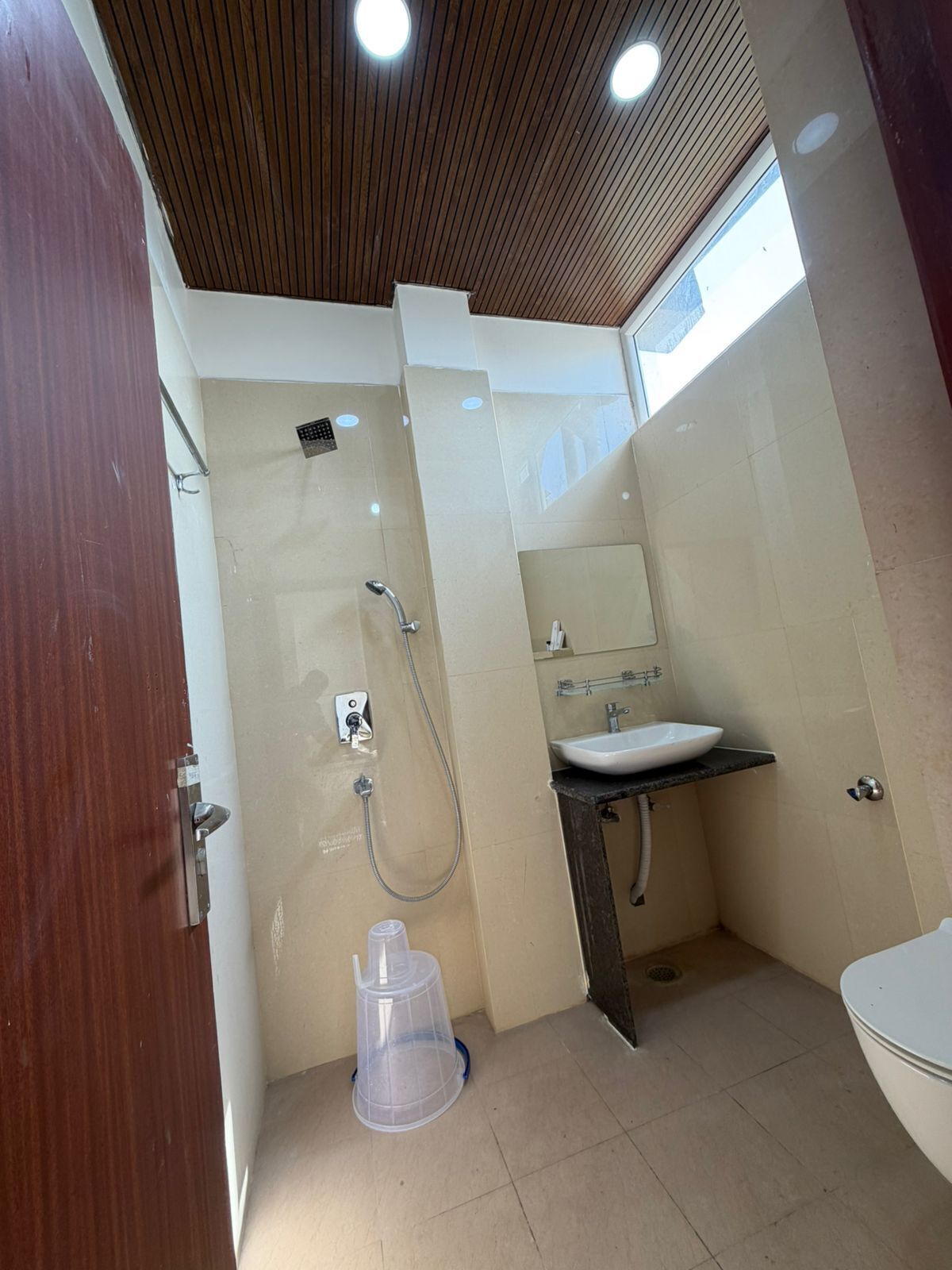 Habitación Club | Baño | Artículos de higiene personal gratuitos y toallas