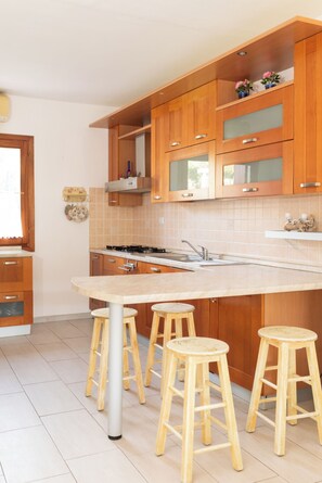 Apartment, 3 Bedrooms | Private kitchen | Fridge, microwave, oven, stovetop - Casa Leo by Wonderful Italy (Osseddu)