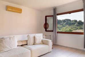 Apartamento, 3 quartos | Área de estar | TV 30 polegadas com canais via satélite