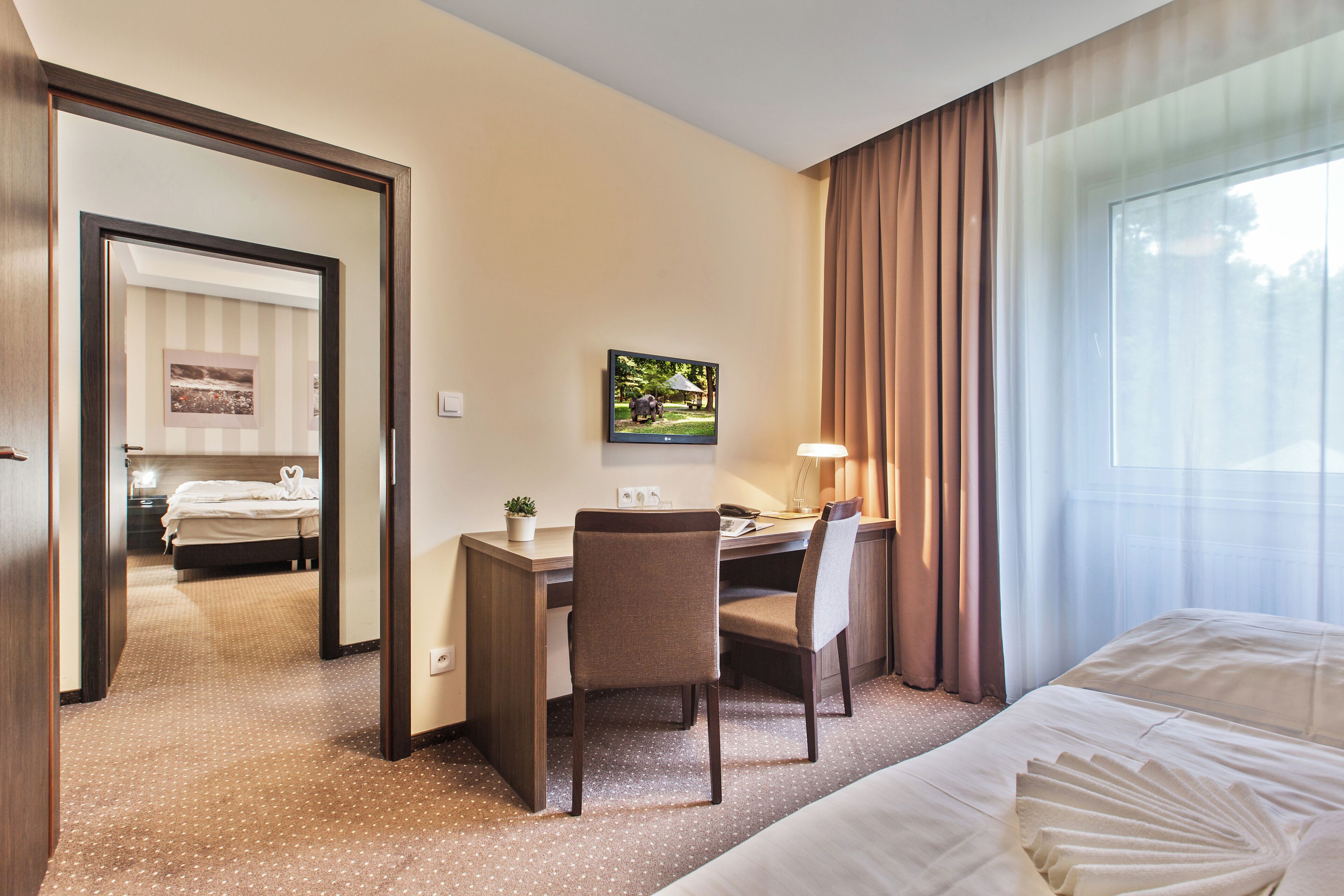 Classic Triple Room | Desk, laptop workspace, free WiFi, bed sheets