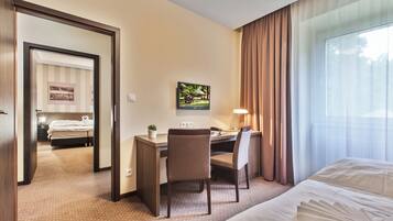 Classic Triple Room | Desk, laptop workspace, free WiFi, bed sheets