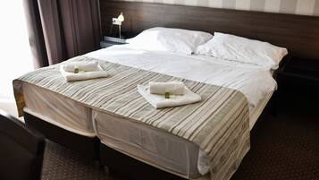 Classic Double or Twin Room, Park View | Desk, laptop workspace, free WiFi, bed sheets