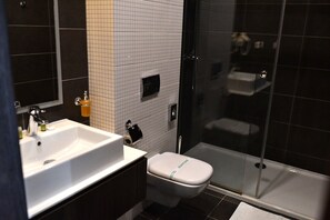 Classic-Doppel- oder -Zweibettzimmer, Parkblick | Badezimmer