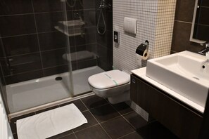 Classic Double or Twin Room, Park View | Bathroom | Shower, free toiletries, hair dryer, towels - Matej Bel-Liecebne termalne kupele (Sklené Teplice)