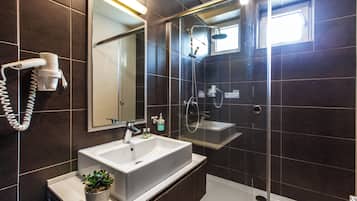 Classic Triple Room | Bathroom | Shower, free toiletries, hair dryer, towels