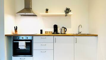 Comfort-Apartment, KĂŒche, Blick auf den Innenhof | Eigene KĂŒche | KĂŒhlschrank, Ofen, Herdplatte, Hochstuhl