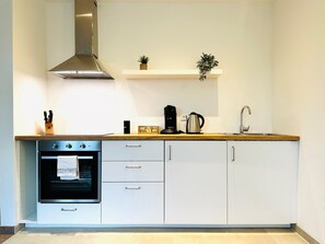 Kondominium Comfort, dapur, pemandangan halaman | Dapur pribadi | Lemari es, oven, kompor, dan kursi makan untuk bayi