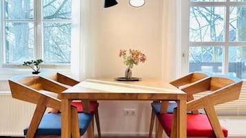 Studio Confort, 1 trÚs grand lit, balcon, vue parc | Coin séjour | Télévision à écran plat de 50 pouces avec chaßnes par cùble