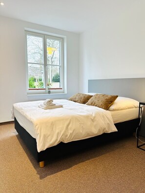 Comfort-Apartment, Küche, Blick auf den Innenhof | Verdunkelungsvorhänge, schallisolierte Zimmer, Bügeleisen/Bügelbrett