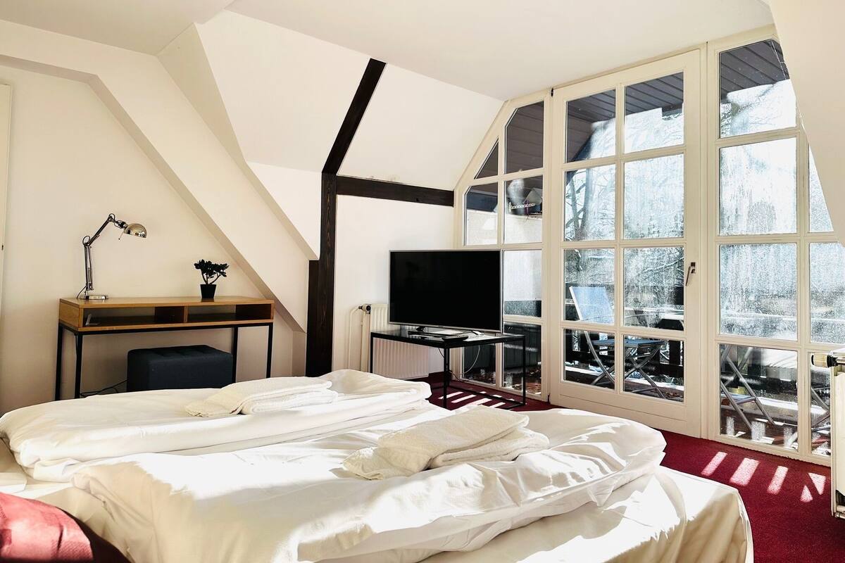 Classic Condo, Multiple Beds, Balcony