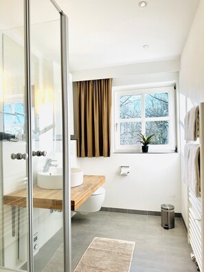 Bathroom - green-man Parkapartments  (Wolfsburg)