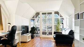 Condo clásico, varias camas, balcón, vista al parque | Área de sala de estar