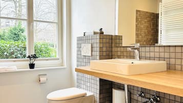 Comfort Condo, Kitchen, Courtyard View | Bathroom | Shower, hair dryer, towels, toilet paper