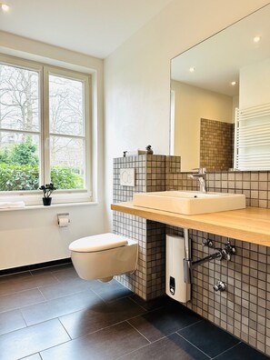 Comfort-lejlighed - køkken - udsigt til gårdsplads | Badeværelse | Bruser, hårtørrer, håndklæder, Toiletpapir